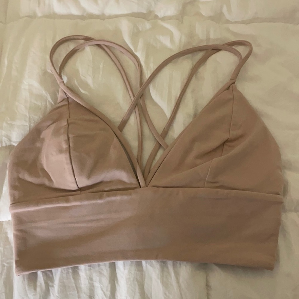Light pink lululemon sports bra